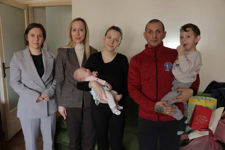 ГРАДОНАЧЕЛНИЦА ПОСЕТИЛА ПОРОДИЦУ ПРВОРОЂЕНЕ БЕБЕ У 2026. ГОДИНИ...